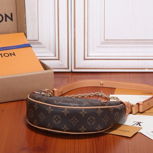 Louis Vuitton LOOP bag - Picture 6 of 9
